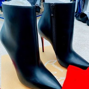 Louboutin So Kate Booty (black)